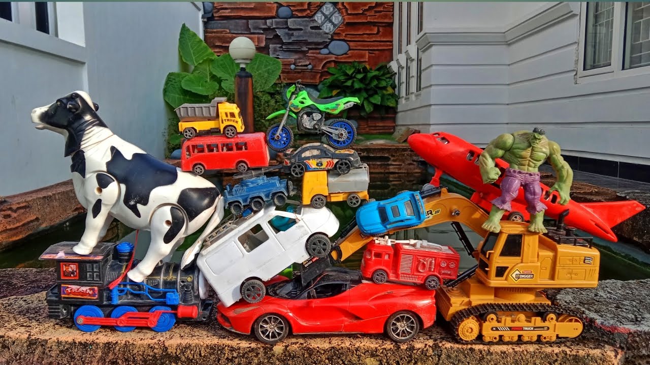 Menemukan mobil RC, Bus Basuri, dum truk, excavator besar, motor cross, ambulan, sapi, mobil molen, 