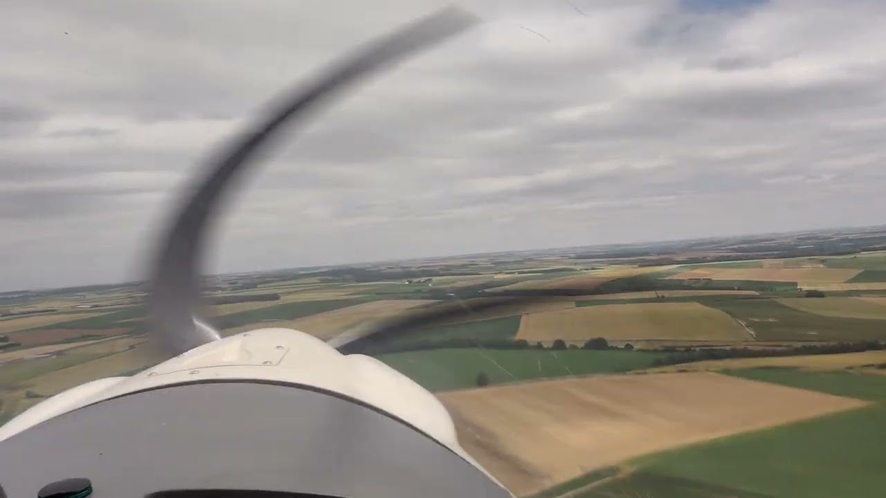 Tours de piste à l'Aéroport International Amiens Henry Potez en ULM Ikarus C42 le 24 juin 2025