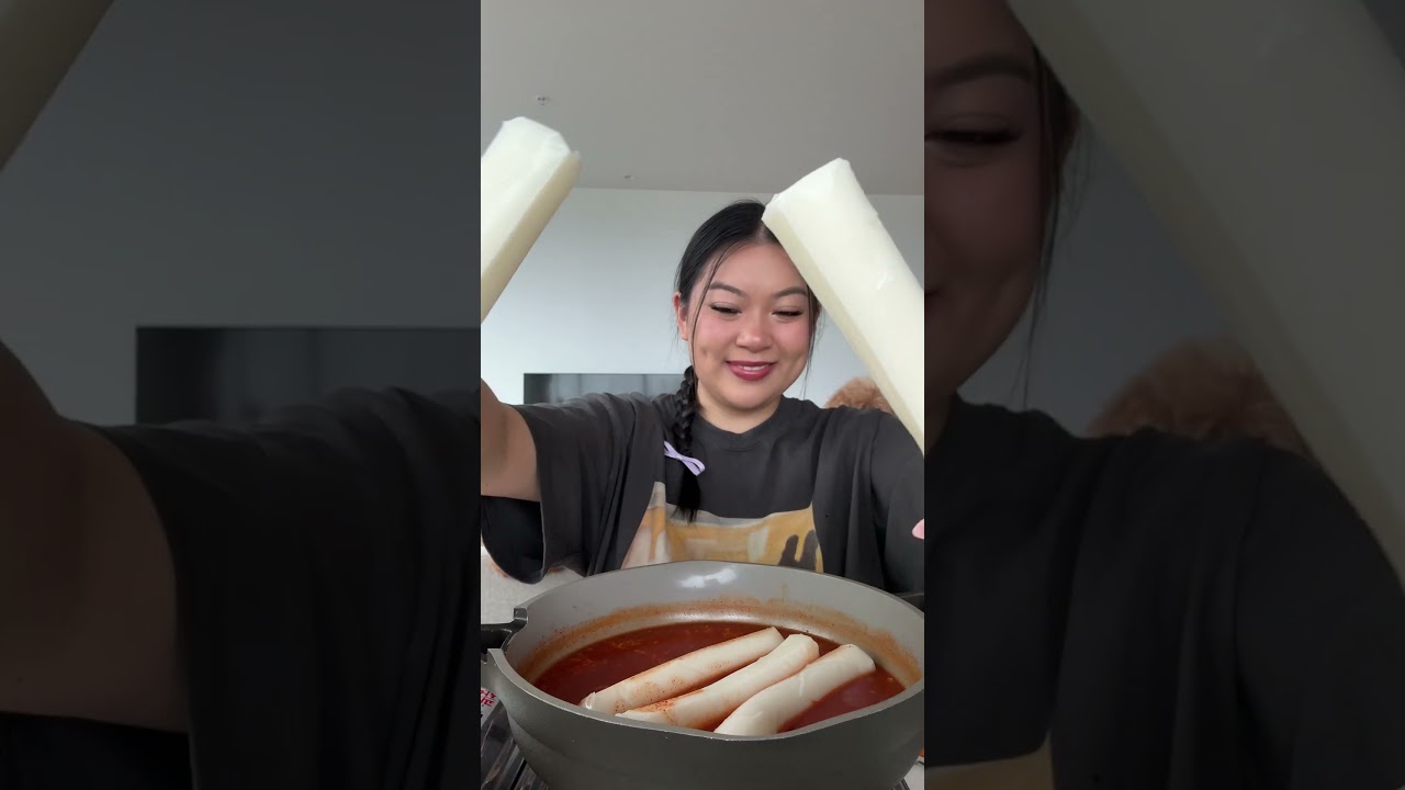 Let&rsquo;s make giant tteokbokki 😱