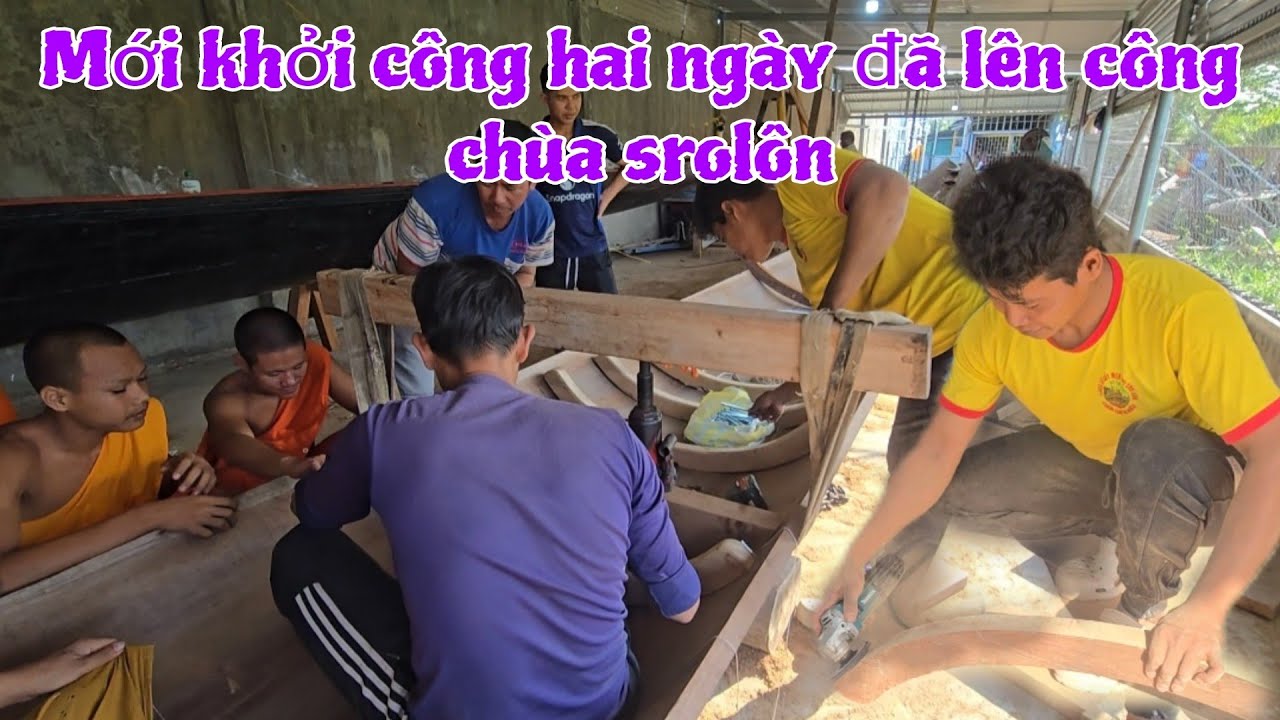 Ngày thứ hai sau khi khởi công ghe ngo chùa srolôn đã lên công 