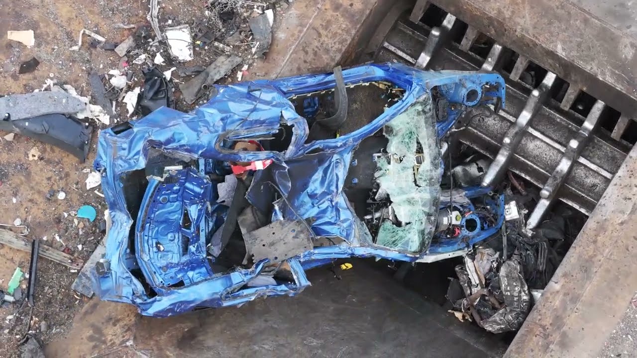 Scrap Yard Action | Scrap Handlers, End of Life Vehicles & Shredders | Heavy-Duty Industrial Machine