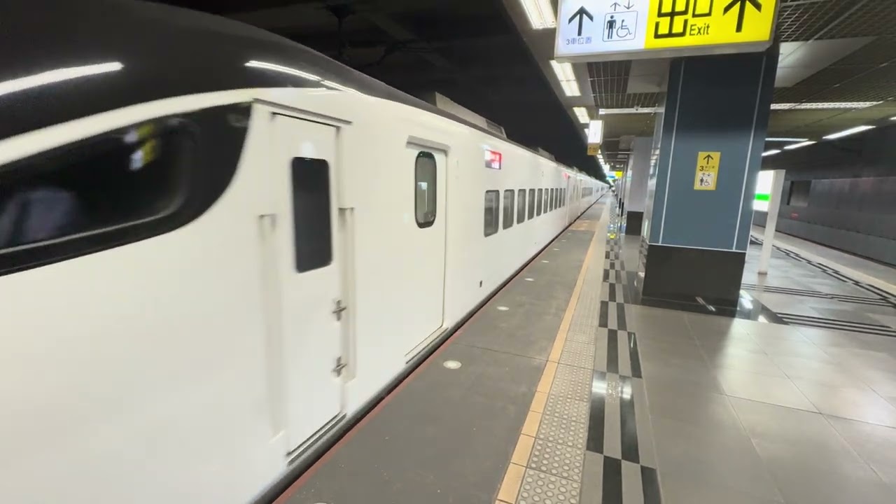 EMU3000 鳳山出站