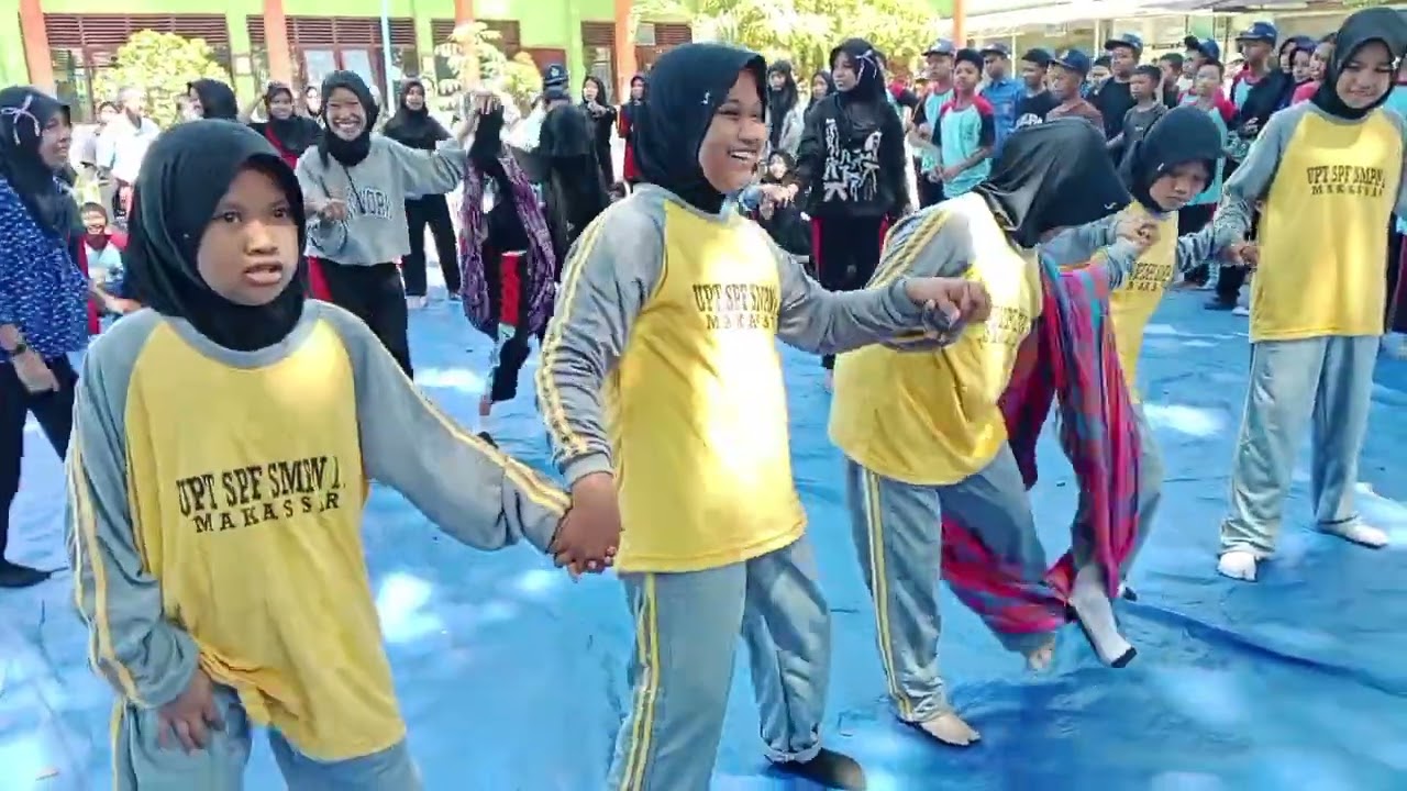 HEBOH... LOMBA ESTAFET SARUNG PUTRI