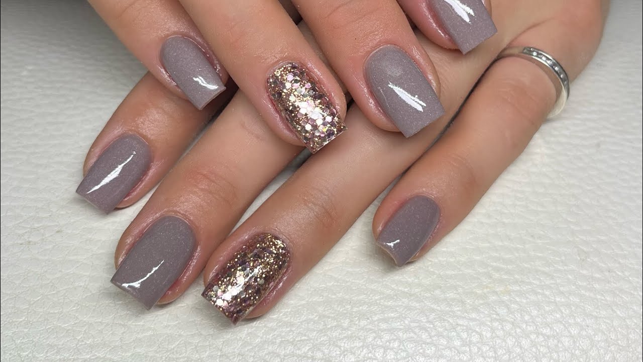 Short acrylic nails
