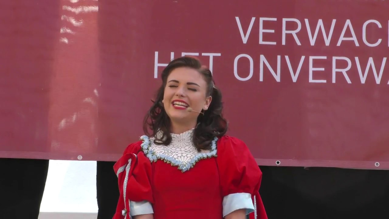 MUSIC HALL - LAUREN DE RUYCK ALS ROODKAPJE 11.00