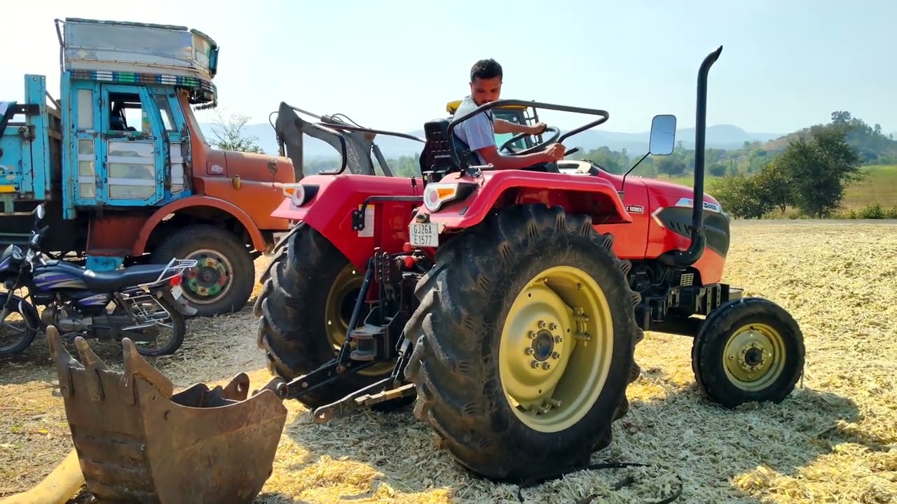 Solis 4515 tractor 🚜।  के  liftसे ।  JCB  बकेट उठाया 