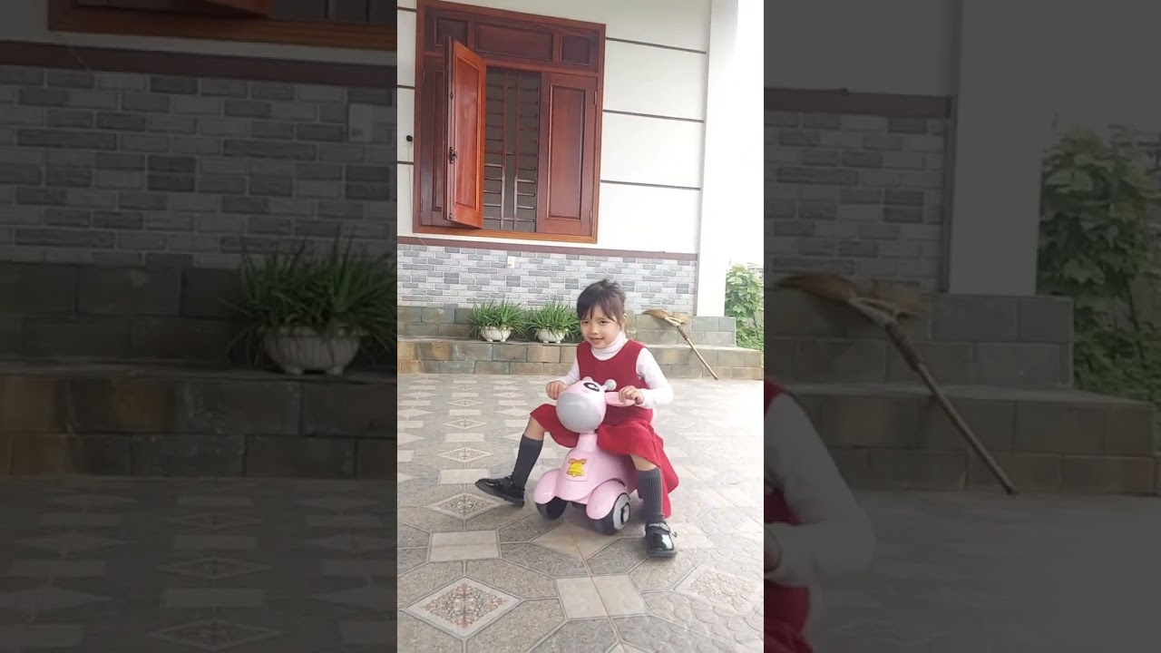 2 bạn nhỏ đi du xuân cùng bố