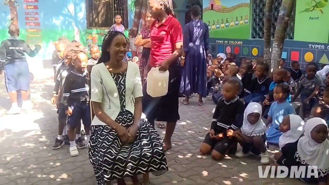 TAZAMA SHULE YA KORESHI WAALIMU  WAKIWA NA WANACHEZA NA WALIMU 