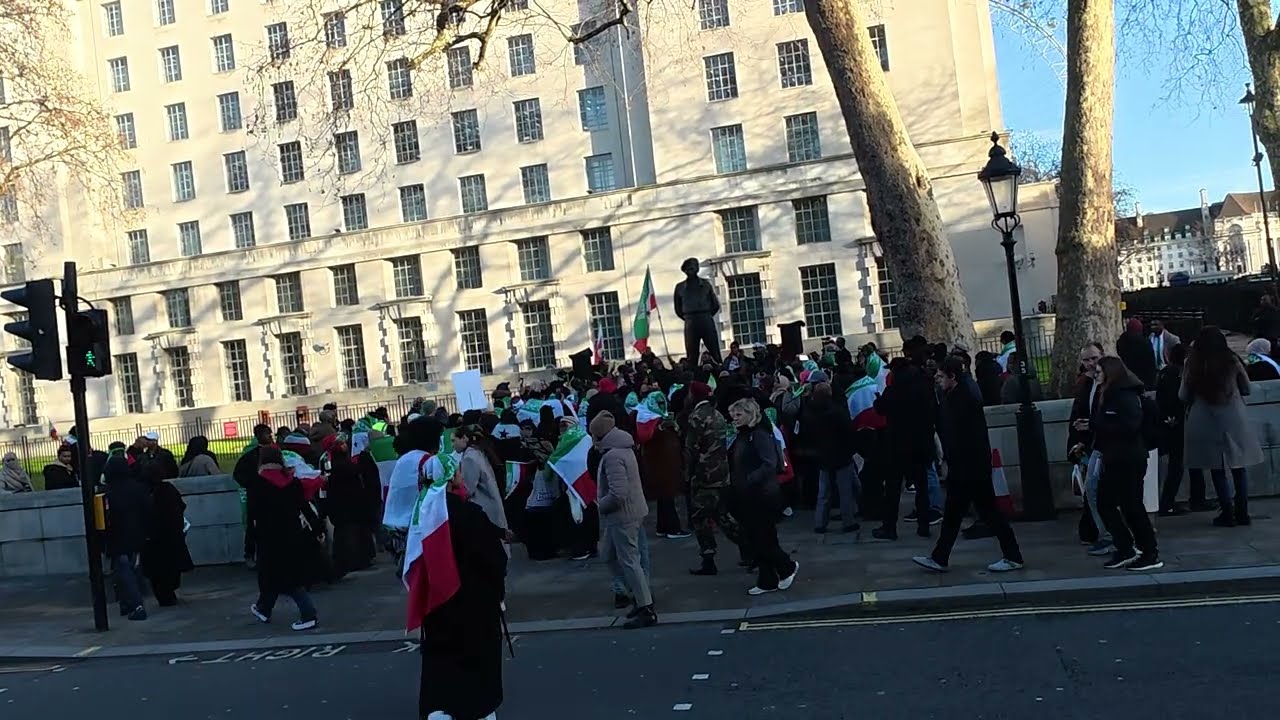 Протест парня из Сомалиленда на Даунинг-стрит в Лондоне.