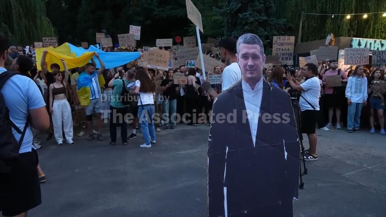 Ukrainians continue protests in Kyiv against the removal of defense chief Fedorov