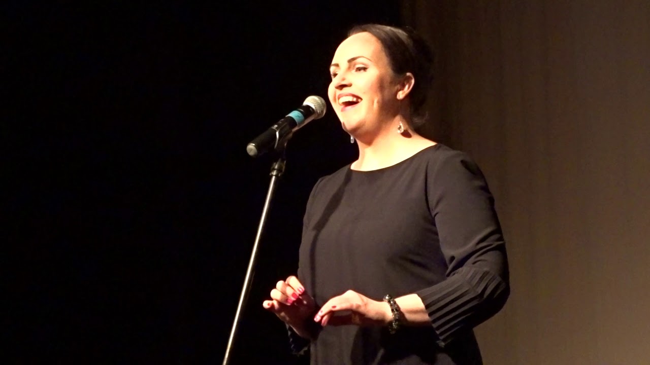MAGDALENA SMALARA ŚPIEWA PIOSENKĘ Z FILMU GREK ZORBA PODCZAS GALI TEATRALNEJ W OSTR&Oacute;DZIE