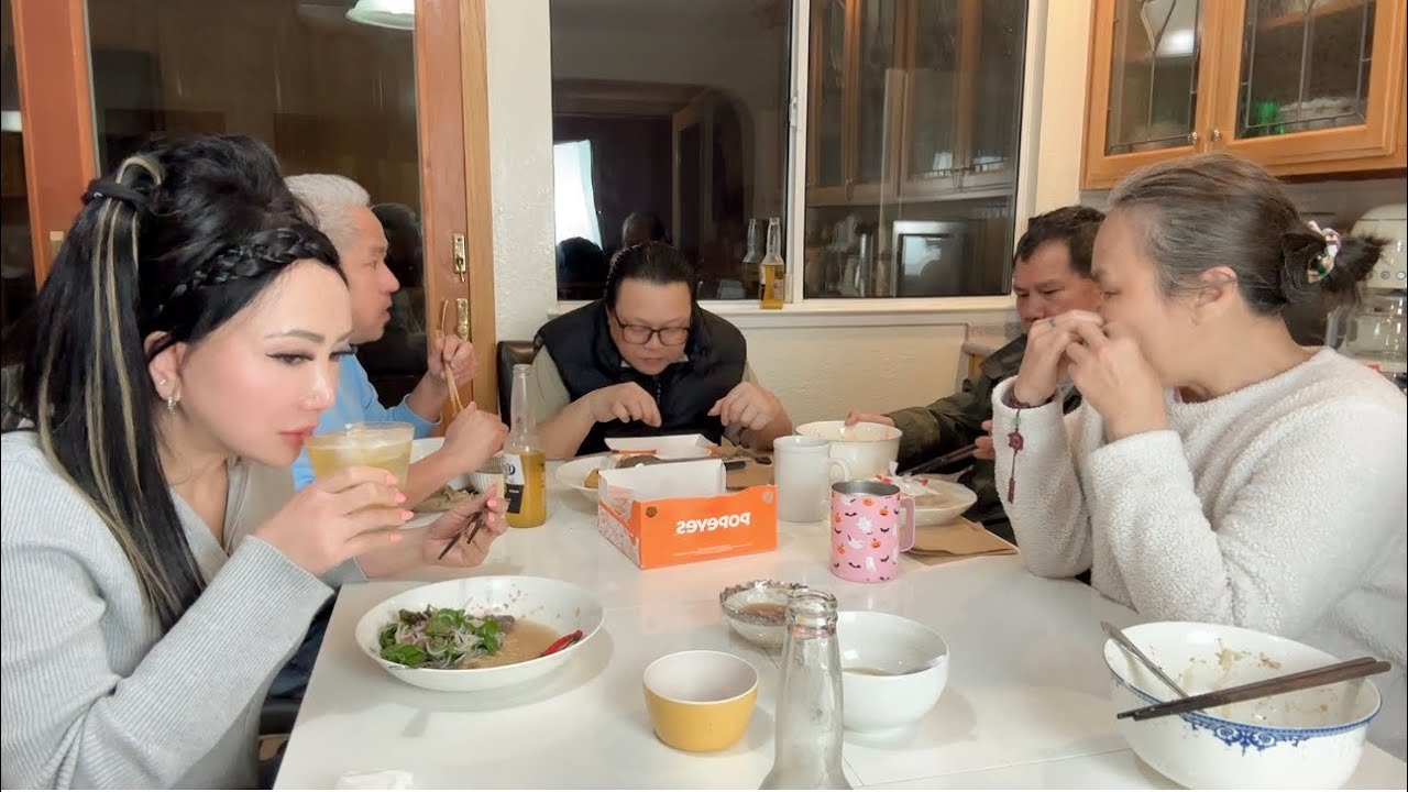 GIỜ CƠM TỐI CUỐI TUẦN CỦA MẤY ANH EM NHÀ HANG CALI CHỈ CÓ VẬY THÔI .