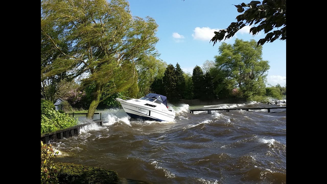 Boot in problemen door harde wind Vinkeveense Plassen