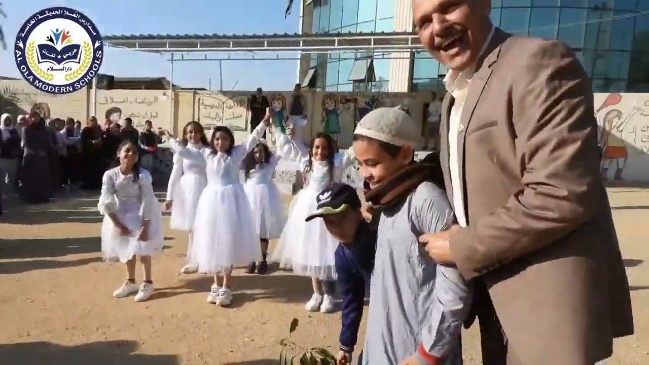 استعراض أقبل رجلاً يزرع شجرة
