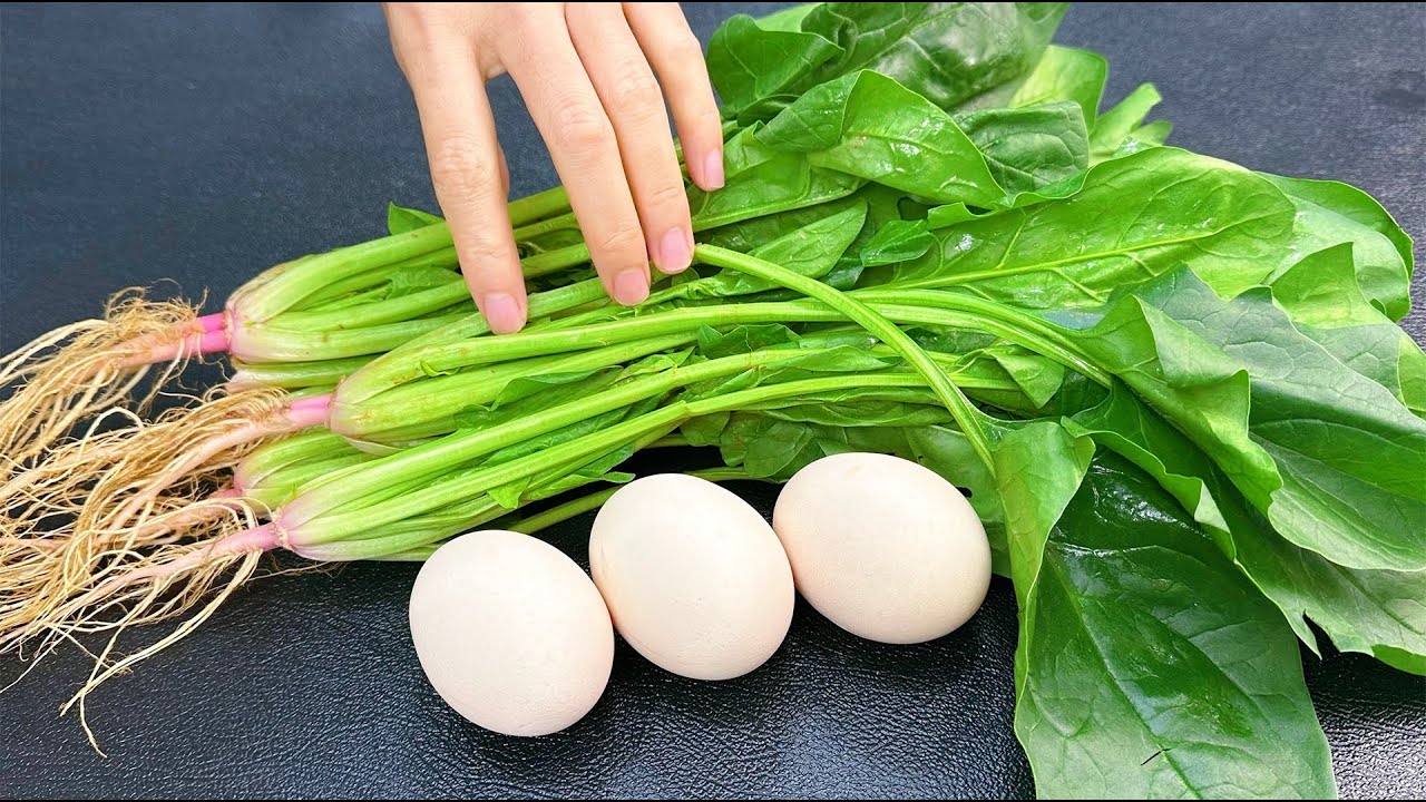 Шпинат и яйца настолько вкусны, что вы не захотите отказываться от палочек для еды.