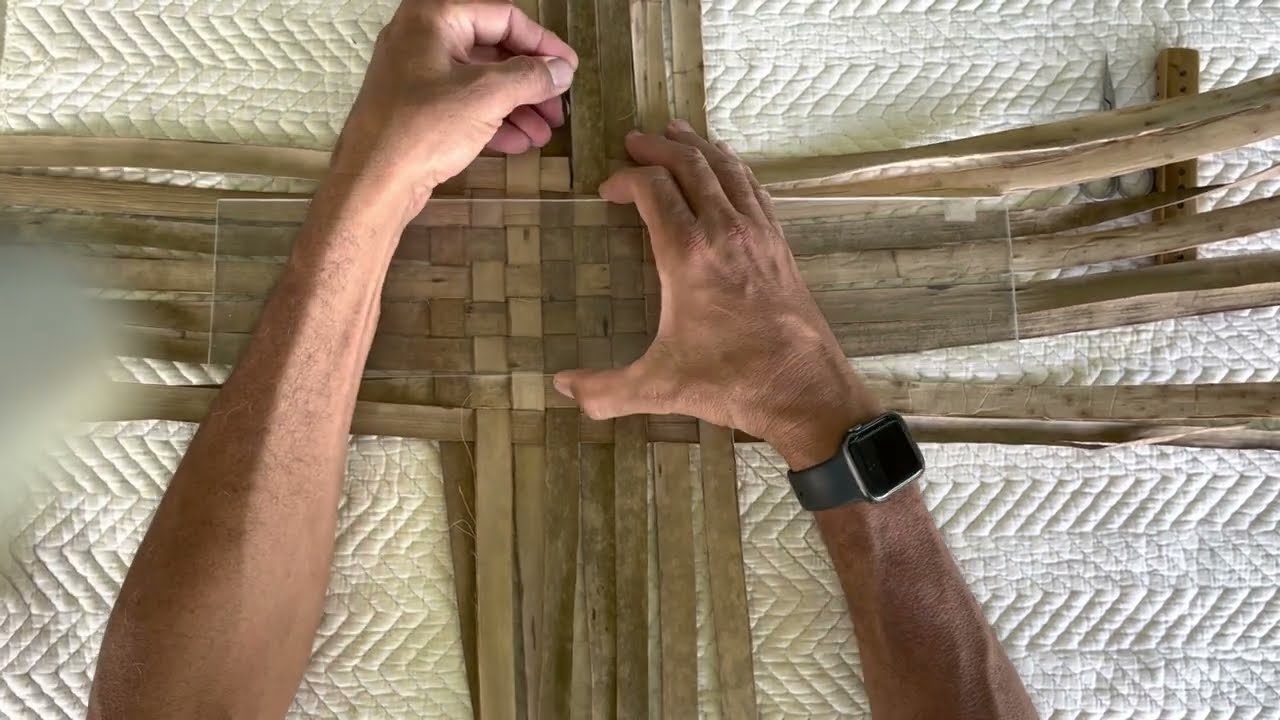 Weaving A Lauhala Basket - The Base (Part 1/3)