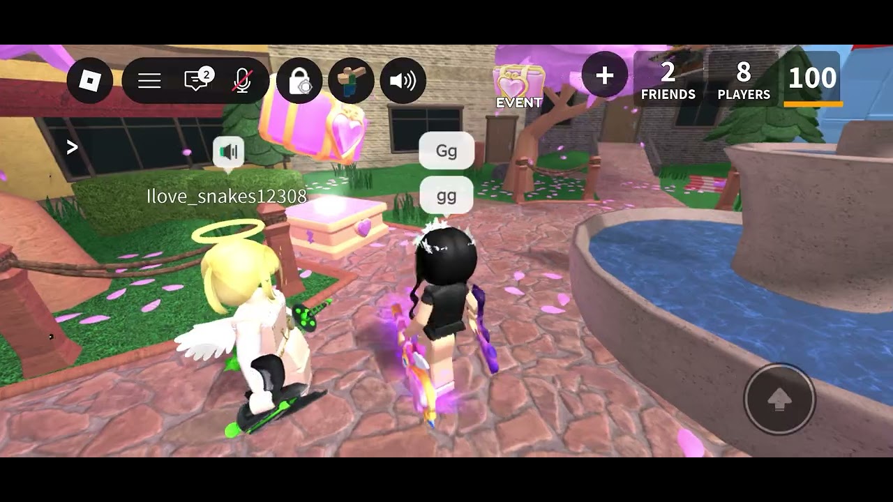 Playing MM2 with my sis😊