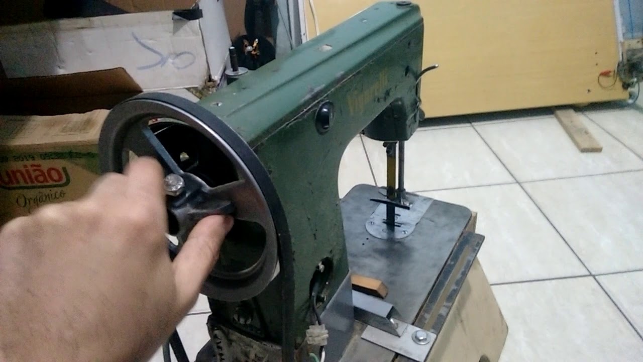 maquina: serra tico - tico de bancada, feito da maquina de costura !