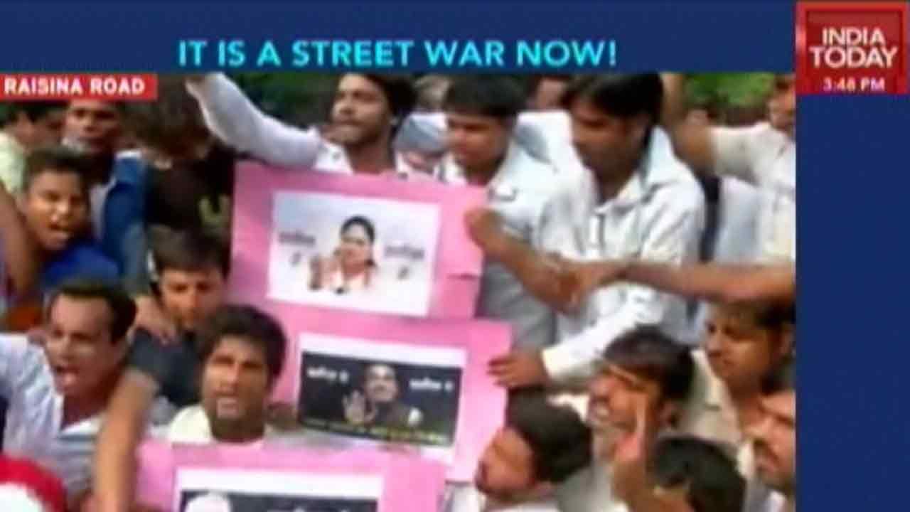 Youth Congress workers Protest On Streets Against Sushma Swaraj