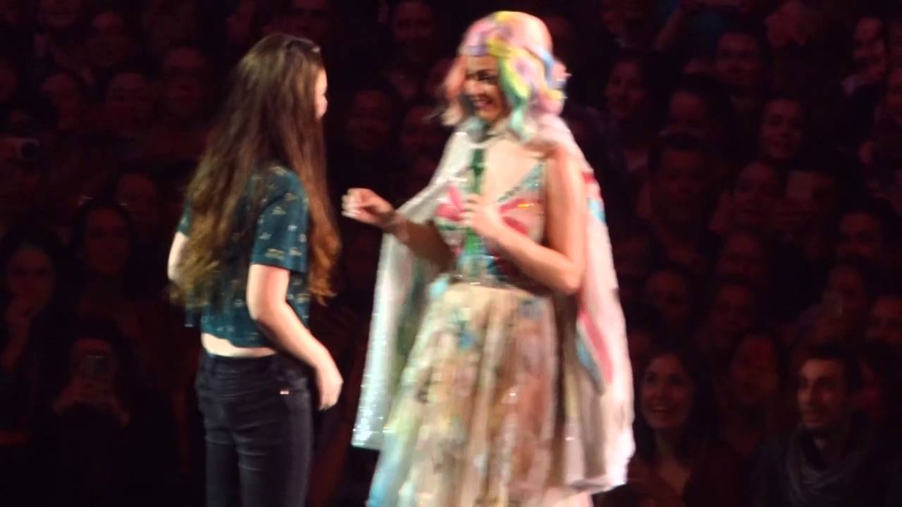 Katy Perry learns dutch at ziggo dome 9/3/2015 amsterdam