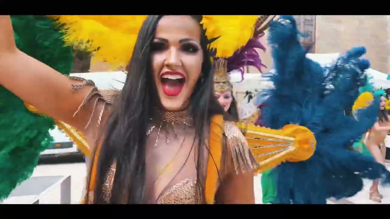 Carnaval de Rue avec Meu Brasil Show - Batucada et danseuses. Défilé dans les rues de Mende - France