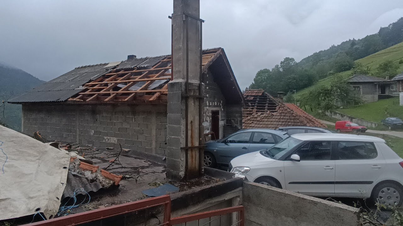 Jako nevrjeme zahvatilo Selo Potok čupalo stabla nosilo krovove rusilo zidove