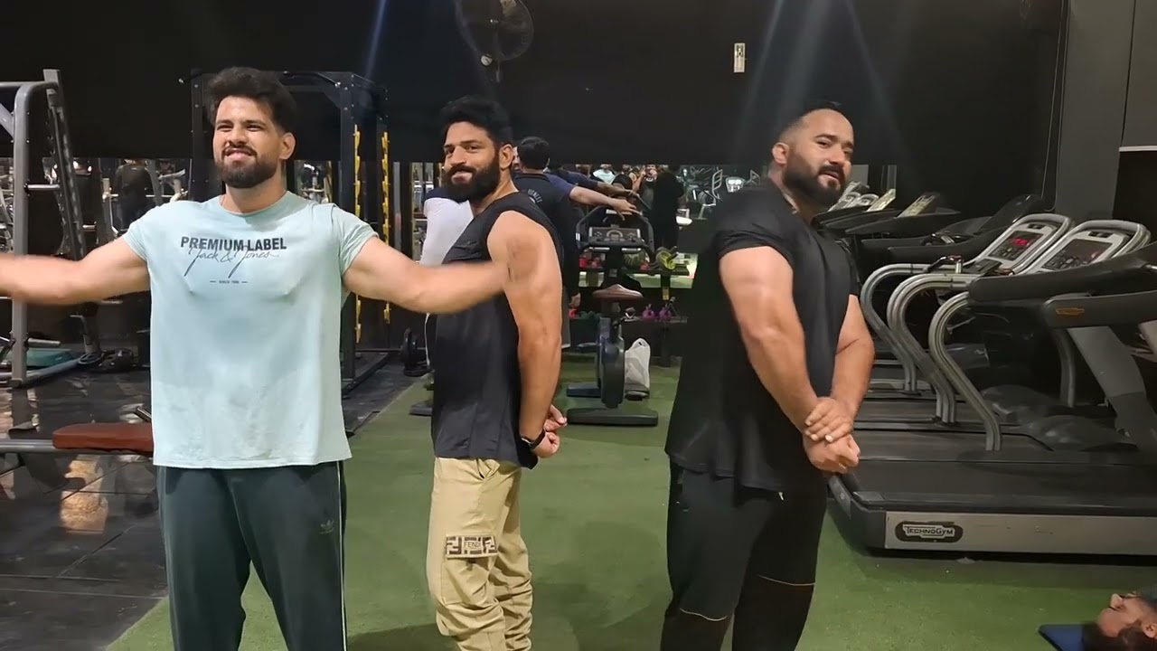 POSING AFTER TRICEPS WORKOUT 