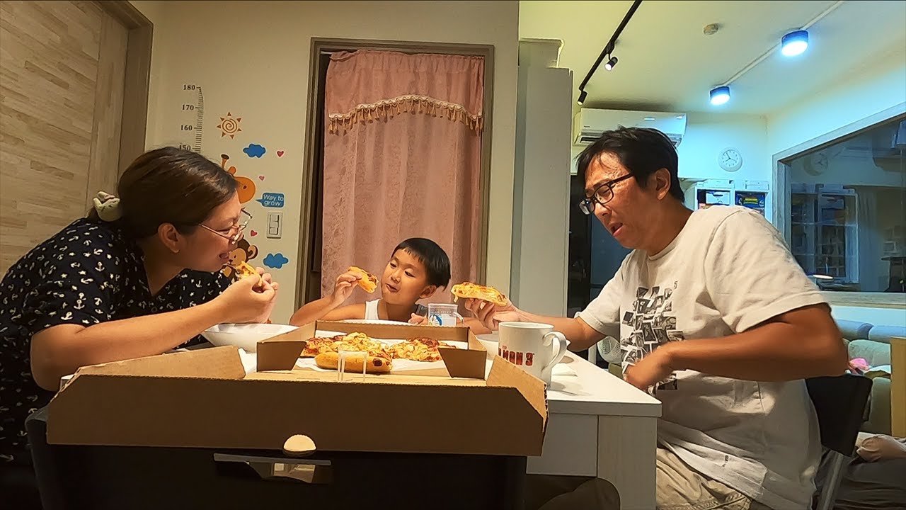 全家一起晚餐聊天..拿坡里週年慶海鮮大披薩209元
