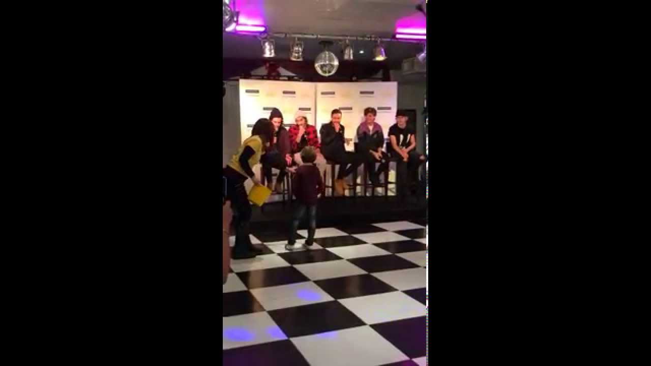 One Direction at The Rays Of Sunshine Event - London 2014 (RONNIE SINGS!)