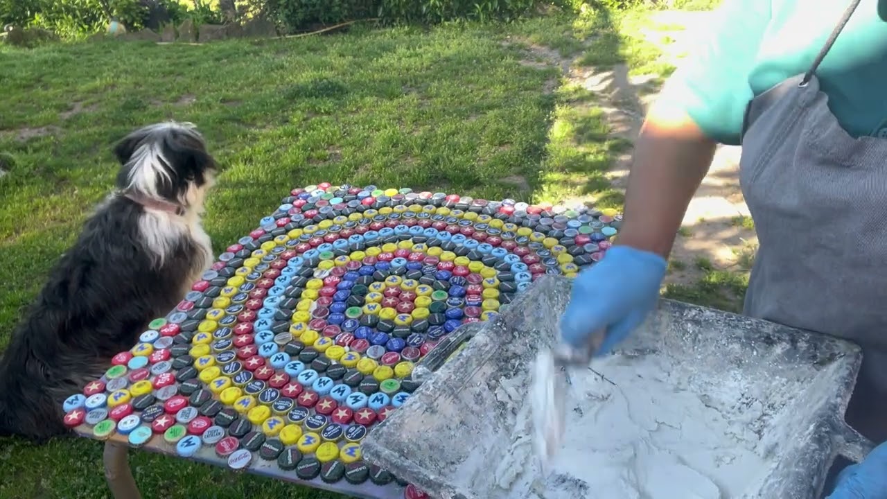 Mesa de jardín con chapas