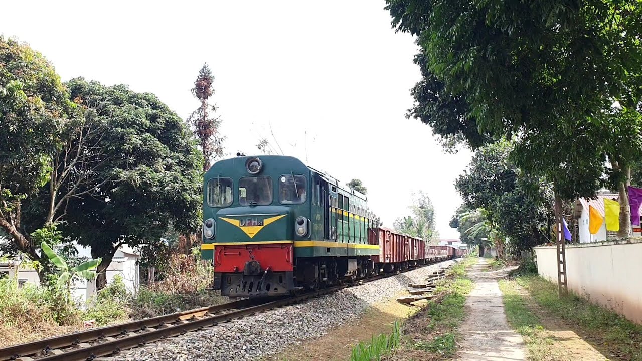 Đầu máy D10H 006 (máy LVQT)kéo tàu hàng về ga Xuân Giao A