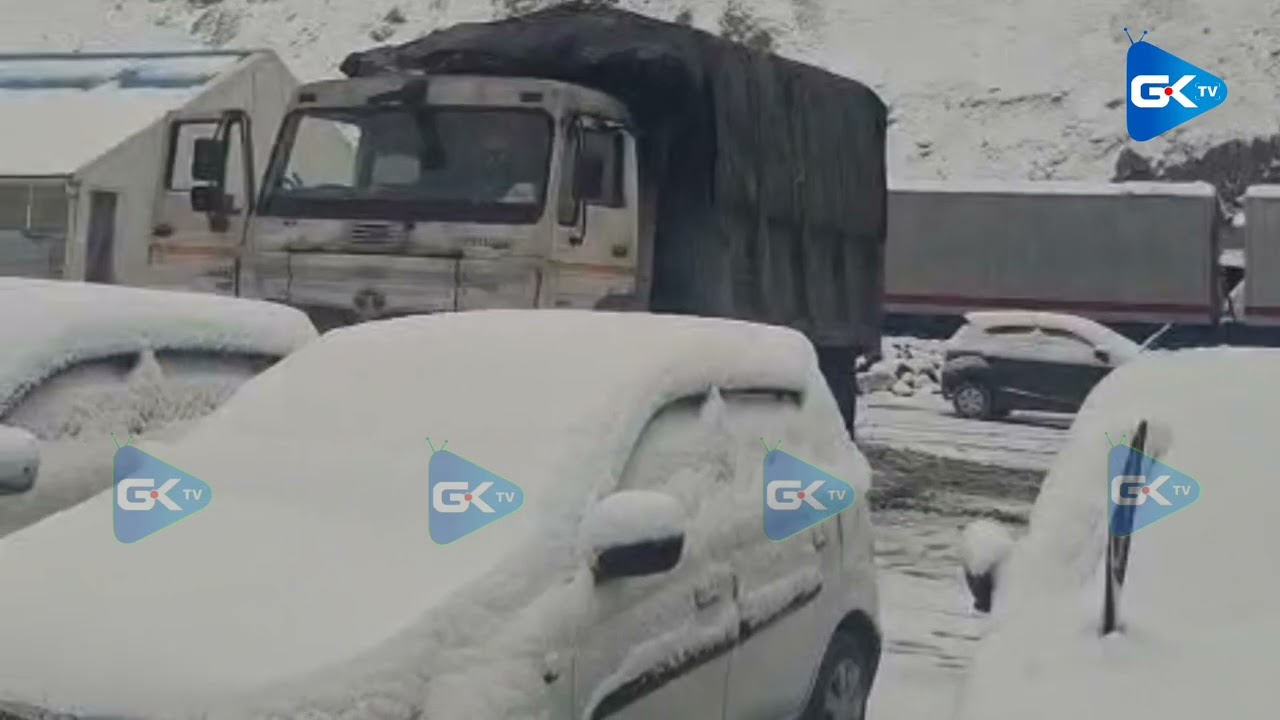 На туристическом курорте Сонамарг во вторник утром выпал небольшой снег.