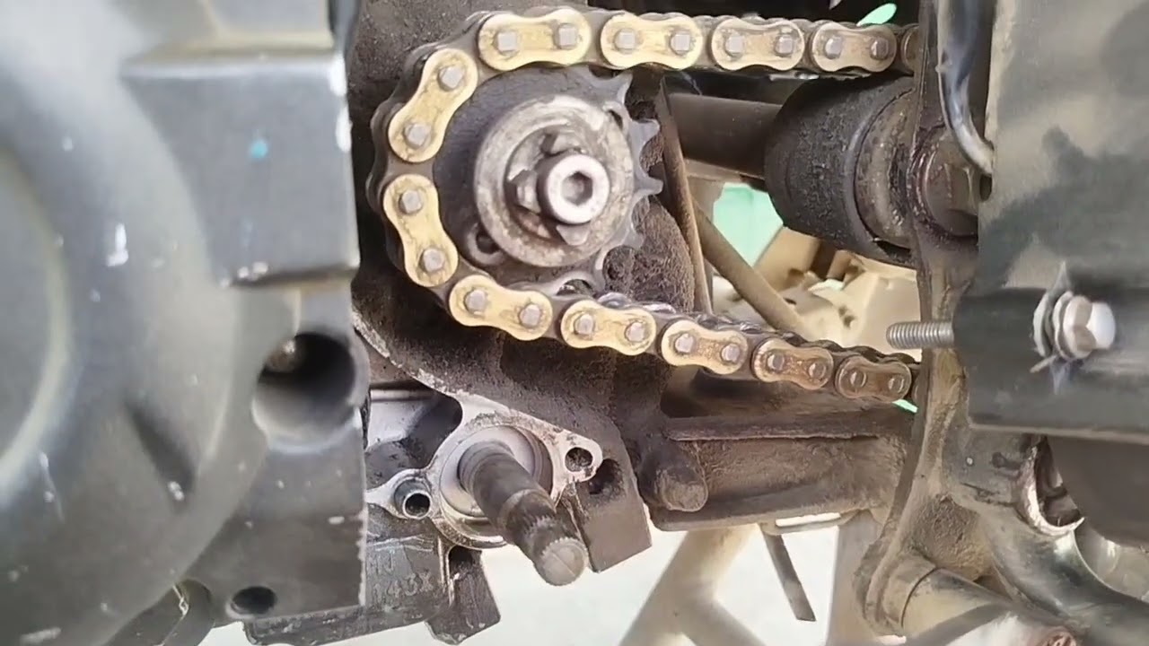 Cambio de retenedor de eje cambios de moto Haojue KA 150 que presentaba una fuga 