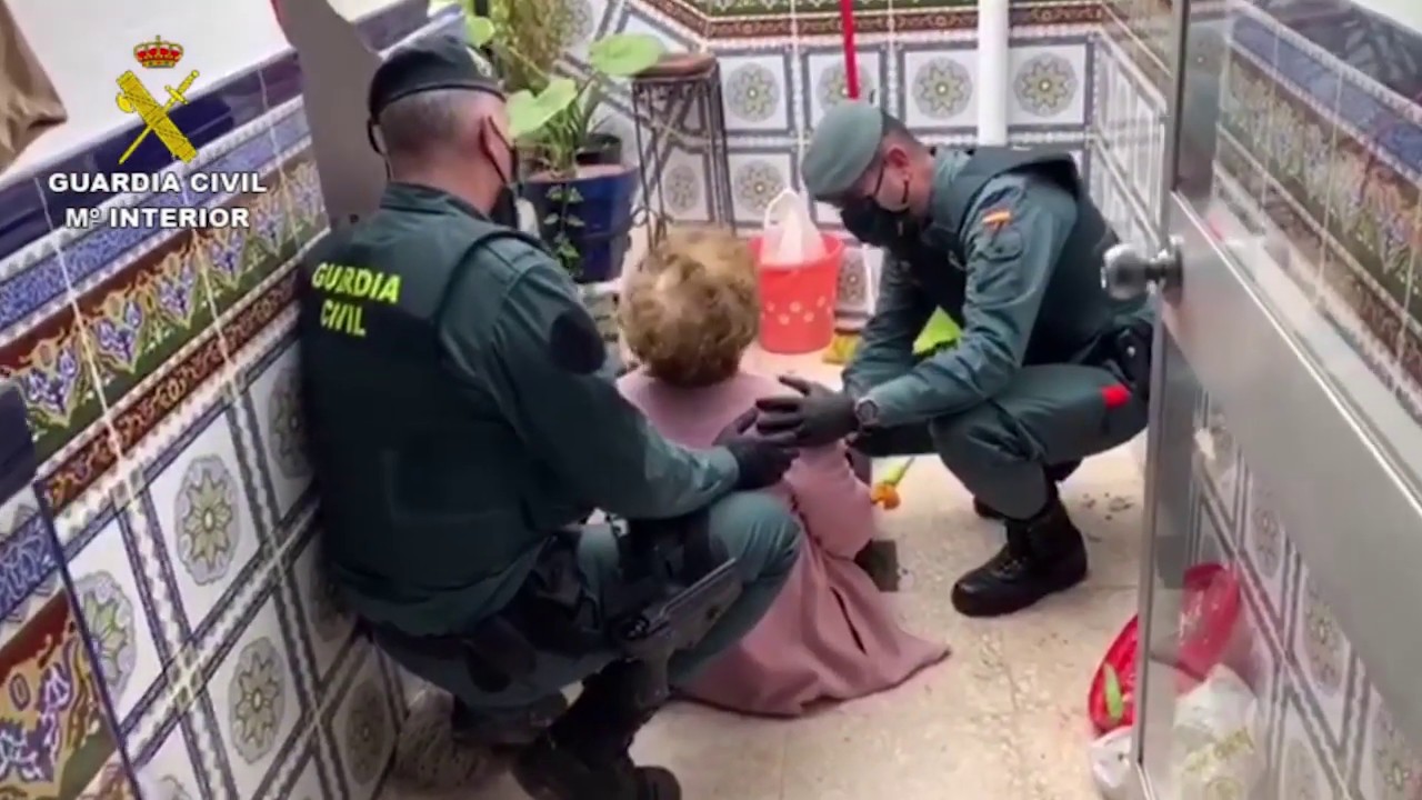 #COVID19. La Guardia Civil auxilia a una anciana que había sufrido una caída en su domicilio.