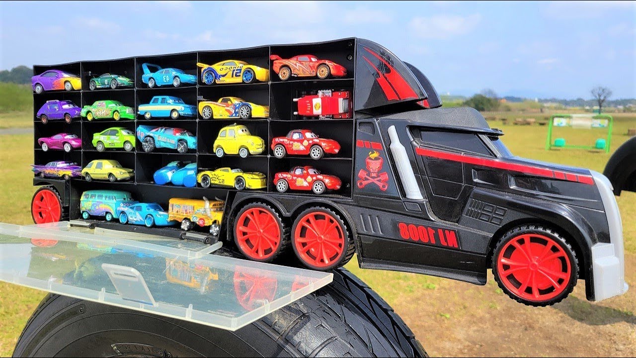Colorful Cars & Large Black Trucks｜Let's pick up a minicar and put it on.