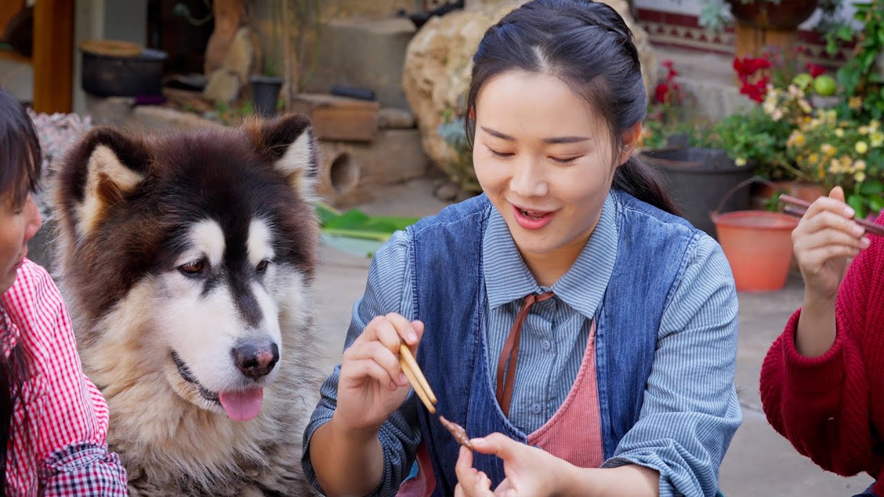 每年大王最快乐的时间，和家人吃一年一度的年猪饭 The happiest time for Dawang is to eat the Annual Pig Feast with the family
