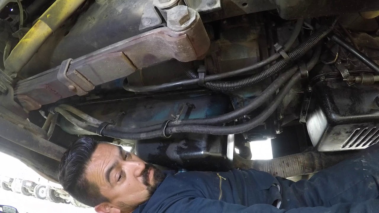 1997 Internacional dt466e quitandole el carter o charola del aceite del motor