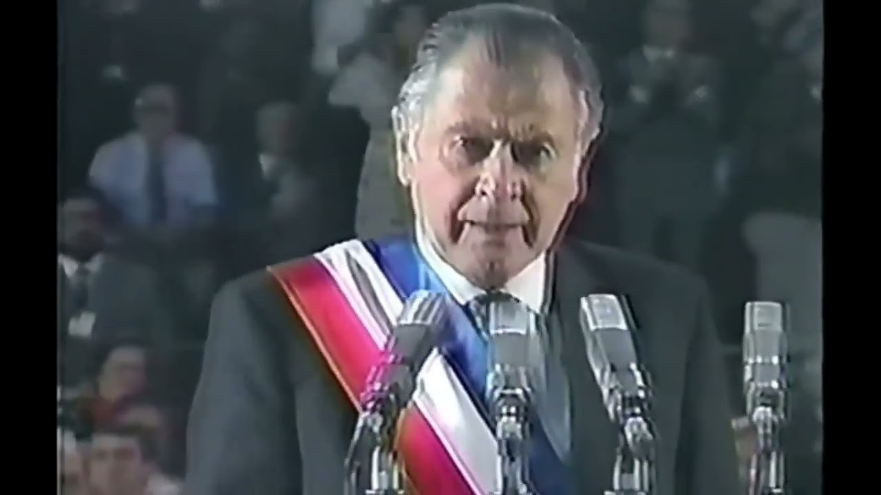 Discurso subtitulado en español de Patricio Aylwin en el Estadio Nacional 12 de marzo de 1990