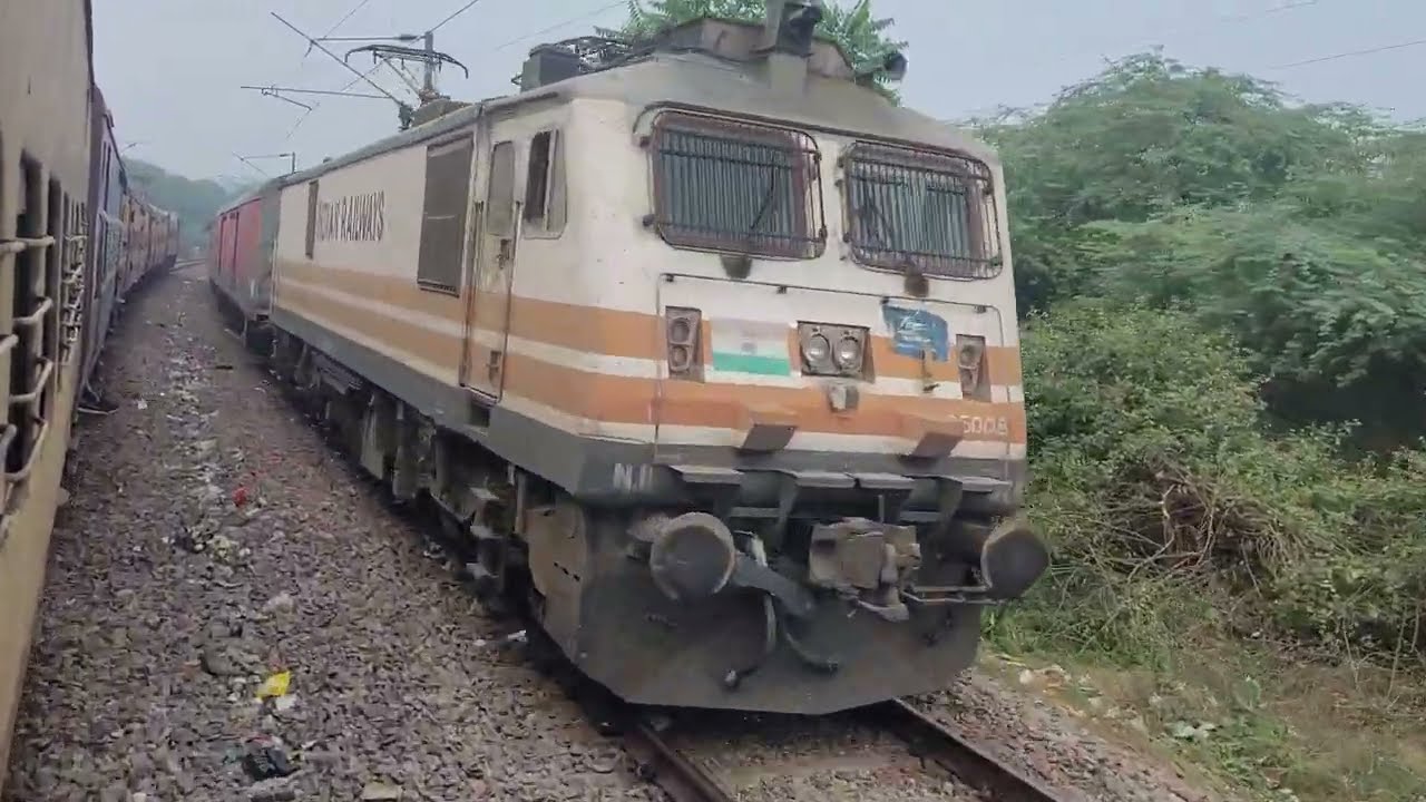 TRAIN ENTERING IN KANPUR CENTRAL RAILWAY STATION @railwaymylove
