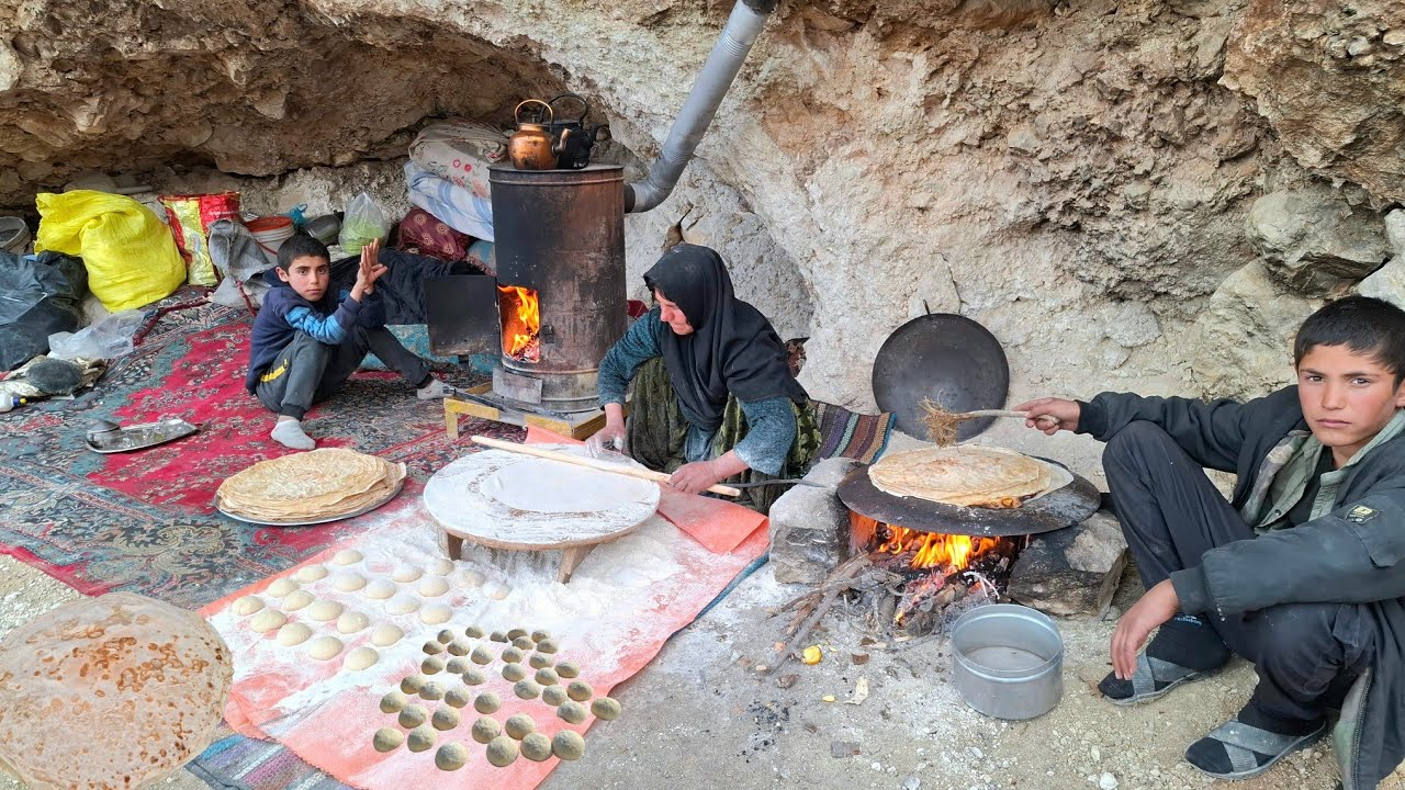 Жизнь в пещере в горах: выпечка традиционного хлеба 🍞 на огне 🔥 вместе с женщиной-кочевницей