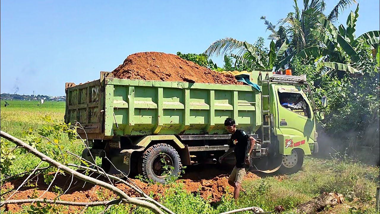 Truk Jomplang. Mobil Truk HINO DUTRO Bongkar Muatan TANAH Timbunan FULL BAK Menggunung DILOKASI BARU