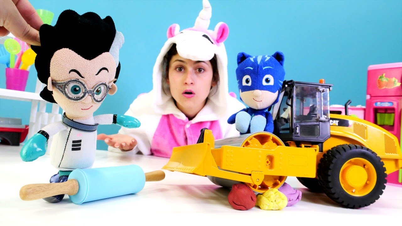 Pijamaskeliler. Unicorn Kafe. Play Doh merdane çalındı. Hamuru iş makinesi düzleştiriyor