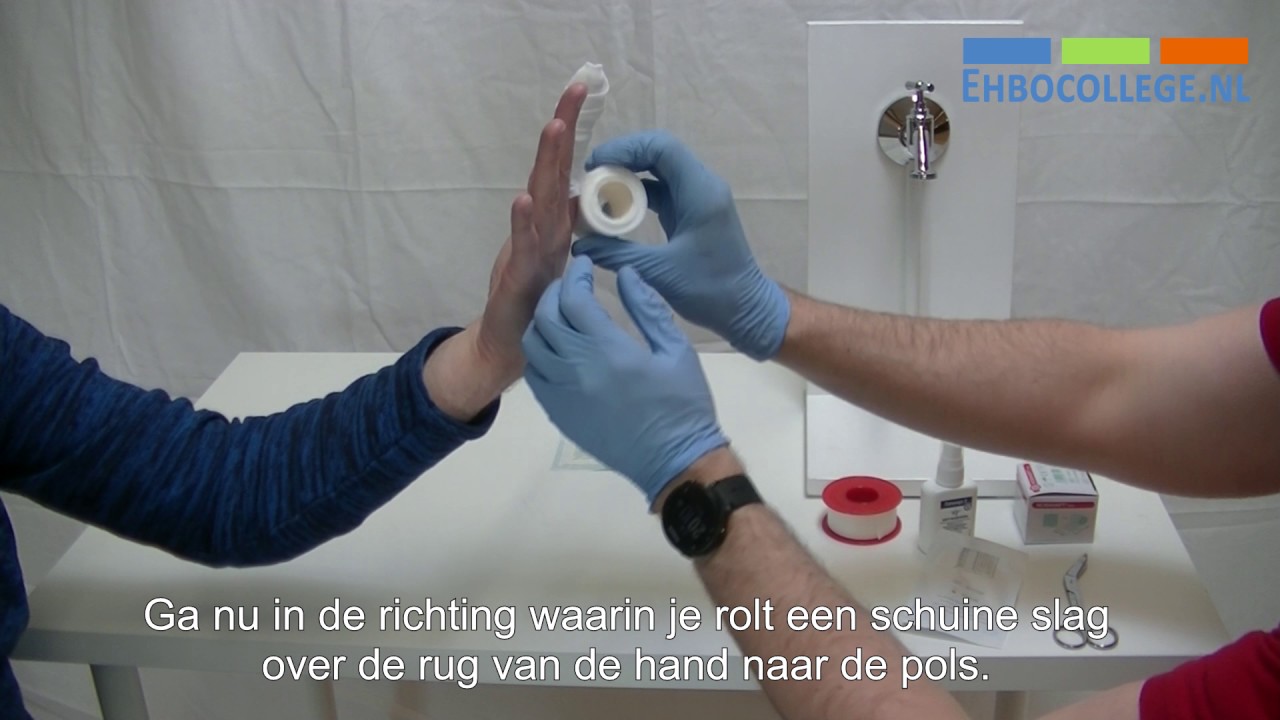 Wond aan de vinger bedekken met cohesief hydrofiel