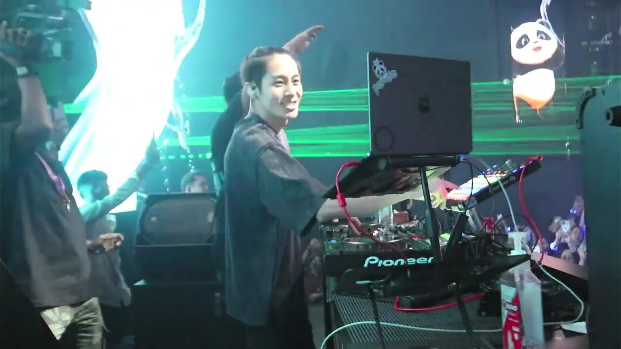 Live DJ Panda : clubbing rasa konser di Blue Fire batam - TikTok! | 17 Agustus 2025, 23:15 WIB