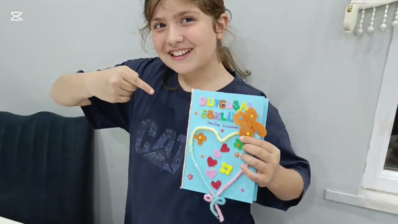 5.Sınıf Türkçe resimli sözlük yarışması.Emojili ve hayali anlamlarıyla tasarladık.Yarışmaya seçildik
