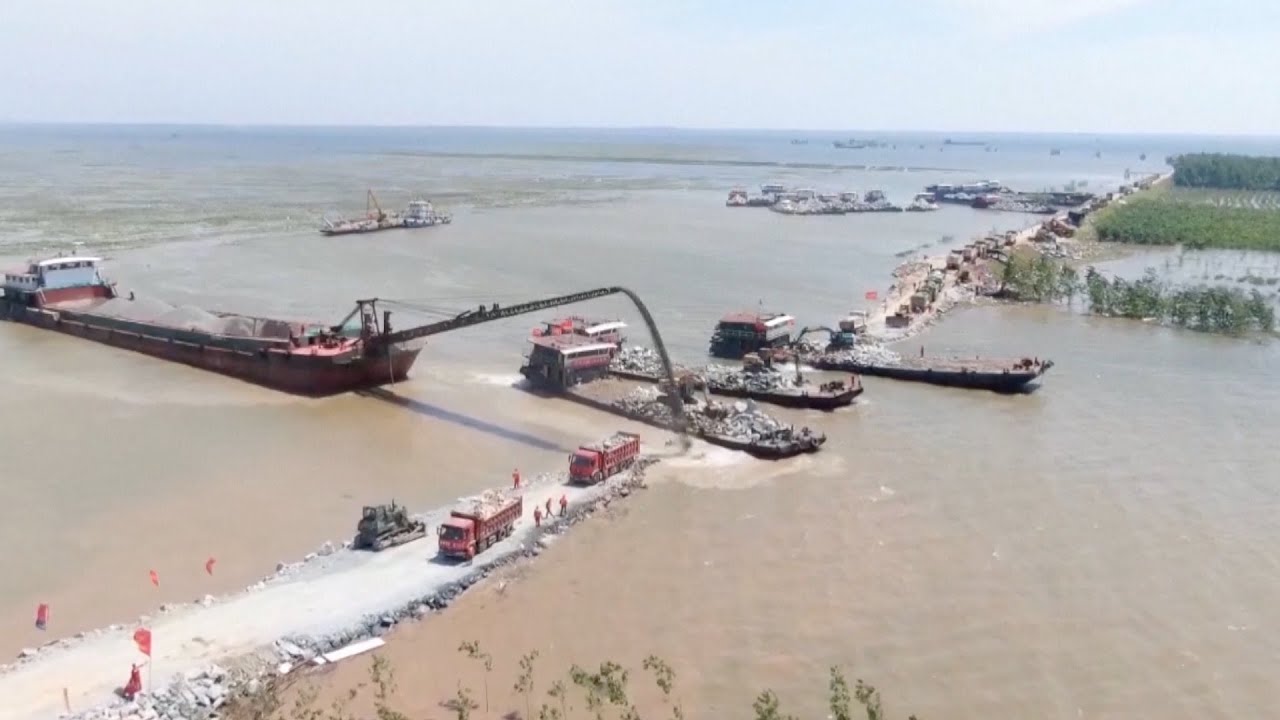 Work underway to secure dike breach in central China's Dongting Lake