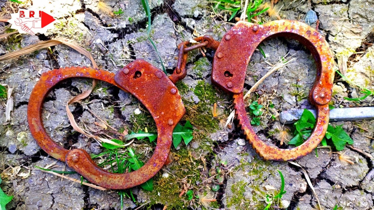 Restoration of rusty handcuffs, see how they became