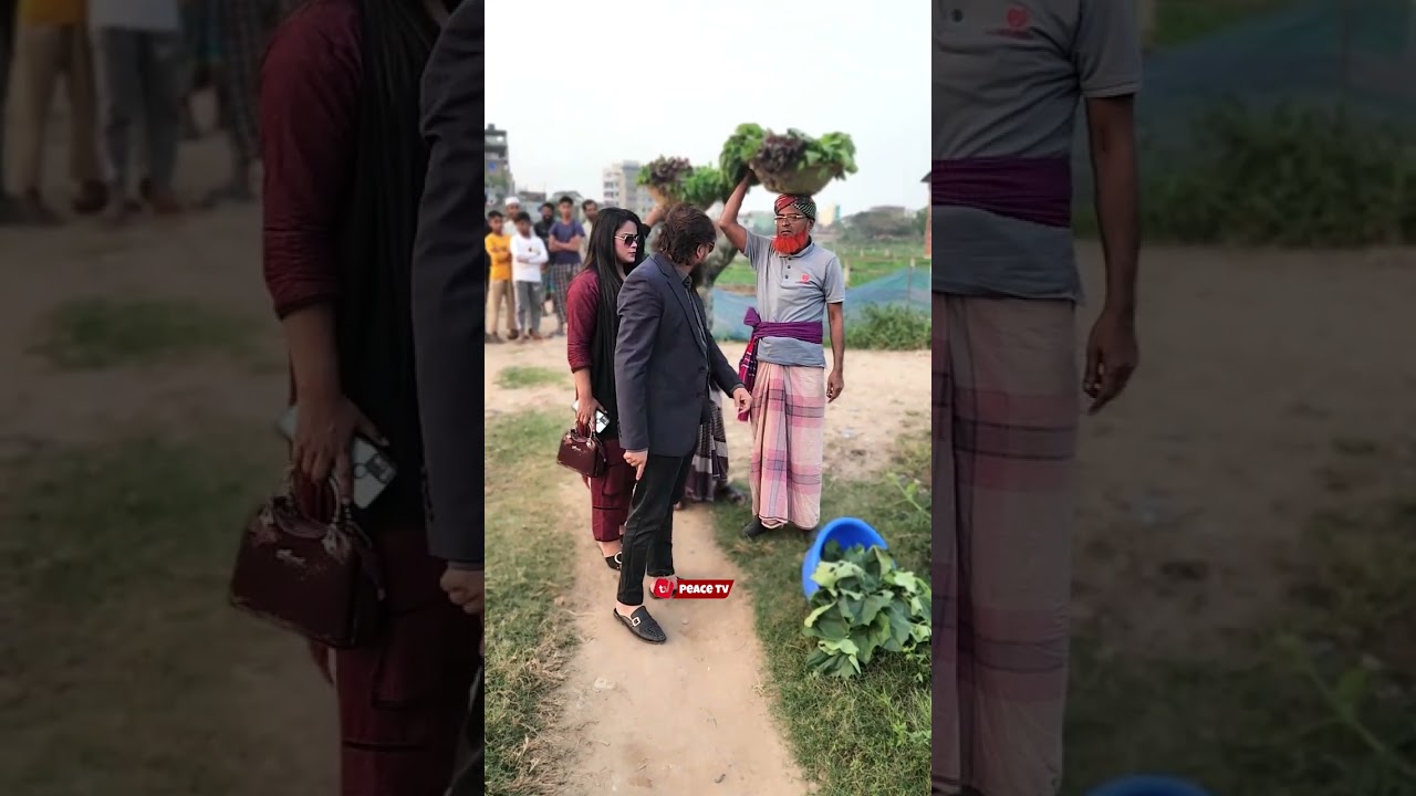 রাস্তায় নামাজ পড়তে চাওয়ায় শিল্পপতির লা*থি খেলো সবজিওয়ালা ! সবকিছু ছাড়তে পারবো নামাজ ছাড়তে পারবো না
