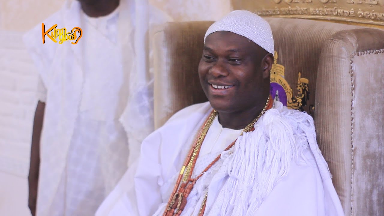 Ooni Of Ife and Student trade jokes, during dinner at palace  | KILARIGBO LIVE