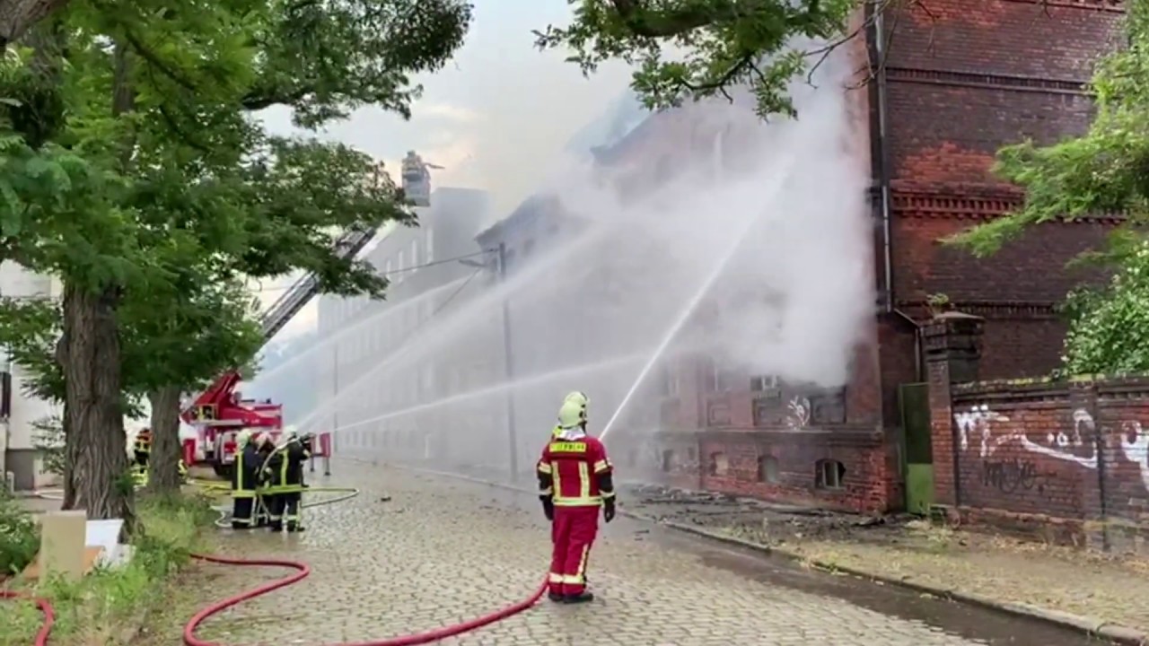 Rauch über Dessaus Innenstadt - Backsteinhaus steht im Vollbrand